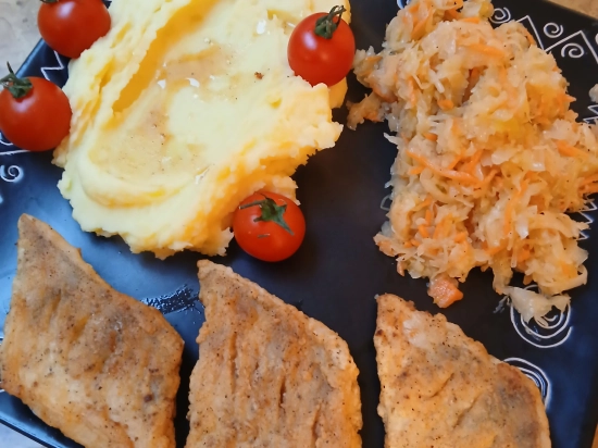 Smażony Sandacz/puree ziemniaczane/surówka z kiszonej kapusty/pomidorki cherry