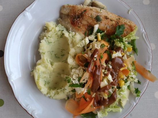 Puree ziemniaczane surówką z kiszonej kapusty z rybą smażona