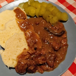 Klasyczne czeskie knedliki z gulaszem wołowym