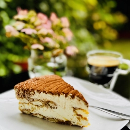 Tiramisu Caramello Bianca – Luksusowy Deser Bez Jajek z Nutą Karmelu
