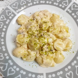Gnocchi with Gorgonzola and pistachios