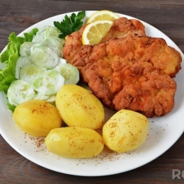 Schabowy z ziemniaczkami, oraz mizerią