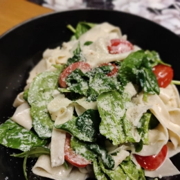 Tagliatelle ze szpinakiem i pomidorami