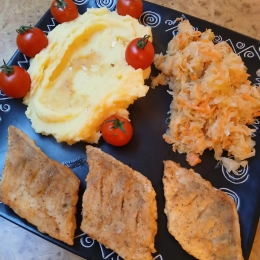 Smażony Sandacz/puree ziemniaczane/surówka z kiszonej kapusty/pomidorki cherry