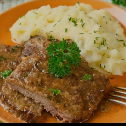Bitki cielęce w sosie grzybowym, puree, surówka z pieczonych buraków