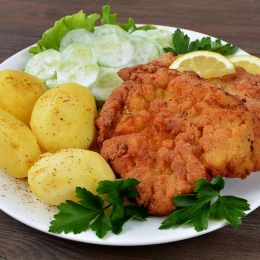 Schabowy z ziemniakami i mizeria