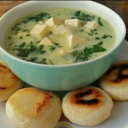 Pisca Andean with four arepas to accompany