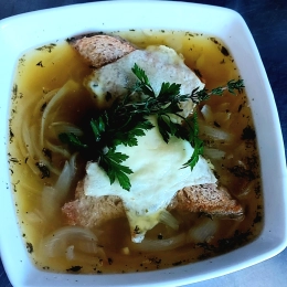 Zupa cebulowa z grzanką serową