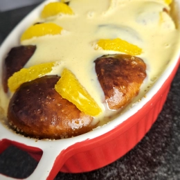 Brioche z sosem dulche de leche i pomarańczami