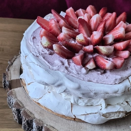 Tort bezowy truskawkowy