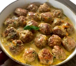 Delikatne klopsiki(3szt) w sosie koperkowym z ziemniaczkami i mizerią