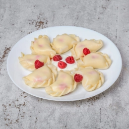 Pierogi z twarogiem i malinami