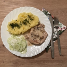 Schab w sosie śmietanowo-pieczarkowym z ziemniakami i mizerią