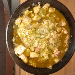 Potrawka z piersi kurczaka podsmażana,duszona z hodatkiem pesto i kimchi