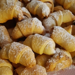 Kruche rogaliki z marmoladą