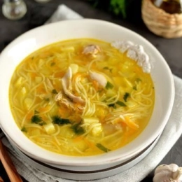 🥣 Rosół domowy z kurczakiem i ryżem / makaronem .