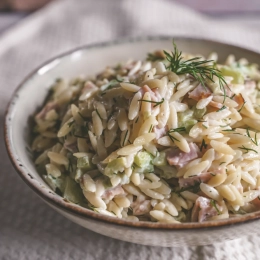 Sałatka z makaronem orzo