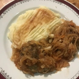 Karkówka pieczona w kapuście  z ziemniakami