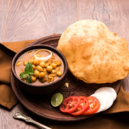 Chole bhature(2 bhature)
