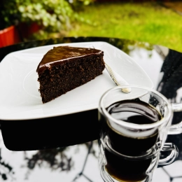 Cacao Harmony – Ciasto Kakaowe z Czarną Porzeczką