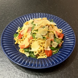 Makaron linguine z pomidorkami cherry, suszonymi pomidorami i szpinakiem w emulsji maślano-winnej