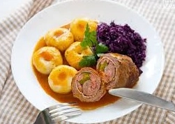Rolada wołowa śląska ,kluski śląskie ,modro kapusta