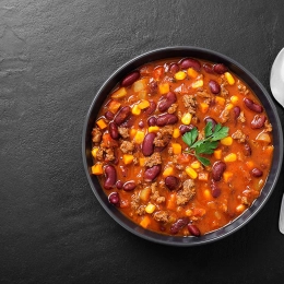 Chili con Carne podawane z nachosami oraz świeżą kolendrą