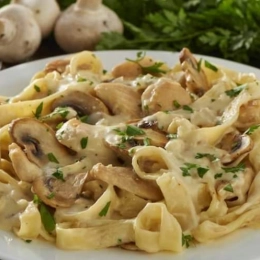 Makarony z pieczarkami w sosie śmietanowym.