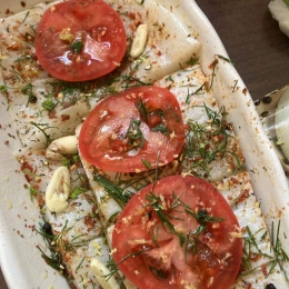 Zapiekany dorsz+puree z ziemniaków+sałatka z sosem koperkowym