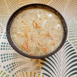 Zupa ogórkowa z makaronem
