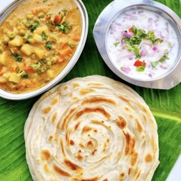 Parotta with Vegetable Korma and Raita (Vegetable korma is of 300g and Parotta BIG PORTION: 3 pieces)O