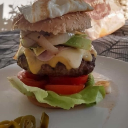 Burger w stylu kostarykańskim