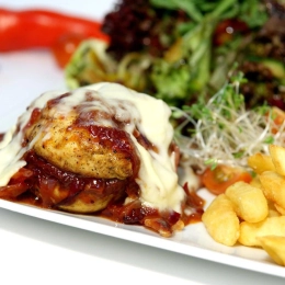 Grillowana pierś z kurczaka z chutney z czerwonej cebuli i żurawiny