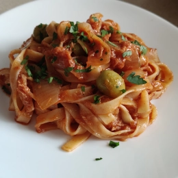 Makaron tagliatele z tuńczykiem