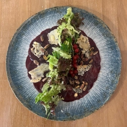 Carpaccio z buraka z gorgonzolą i pistacjami