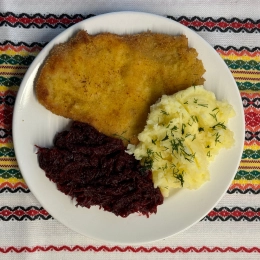Kotlet schabowy z puree ziemniaczanym i buraczkami