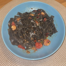 Krewetki z czosnkiem i chilli na czarnym makaronie z pomidorkami cherry i tajską bazylią