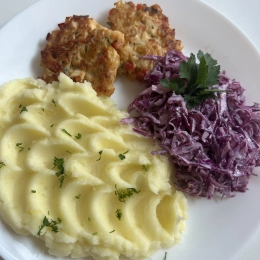 Kotlet drobiowy siekany, puree ziemniaczane i surówka z czerwonej kapusty