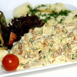 Kotlet schabowy z sosem kurkowym