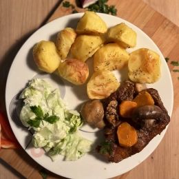 Karkówka pieczona z pieczarkami z zapiekanymi ziemniakami