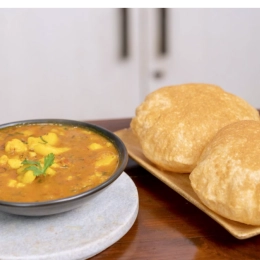 Puri bhaji (2 Puri)