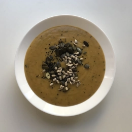 Krem z pieczonych warzyw na mleczku kokos. z curry, imbirem i ziarnami