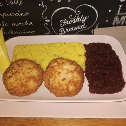 Kotleciki z indyka z ziemniakami i jarzynką z buraczków.