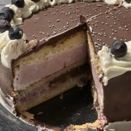 tort o smaku wieloowocowym