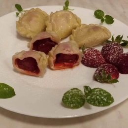 Pierogi z truskawkami.