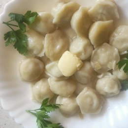 Pielmieni domowe ręczne robione z mięsem