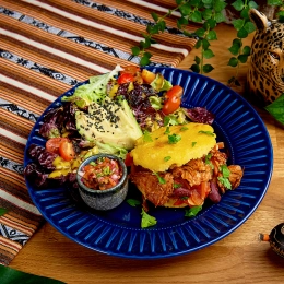 Arepa Classica - z sojowym chili sin carne, wegańskim serem i sałatką