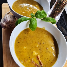 Domowa grochówka - zupa z dużą ilością czosnku, majeranku i smaku wędzących żeberek.