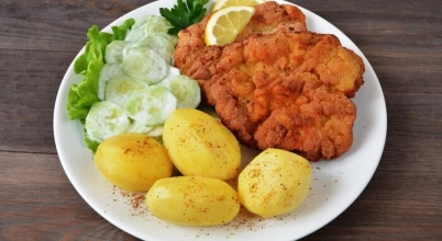Schabowy z ziemniaczkami, oraz mizerią