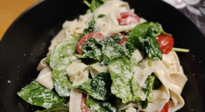 Tagliatelle ze szpinakiem i pomidorami